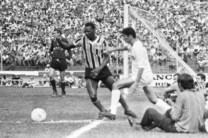 Grêmio x Santos, Torneio Roberto Gomes Pedrosa em 1969 Crédito: Agência RBS, 28/09/1969#Envelope: 60079#Pasta: 533382<!-- NICAID(8405865) -->
