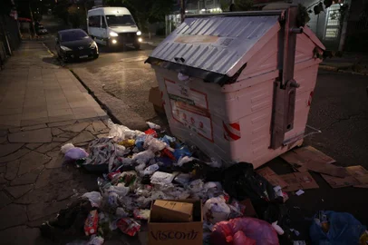 Porto Alegre, RS, Brasil, 19-05-2023: Conteiner de lixo orgânico e rejeito na rua Miguel Tostes, próximo da Vasco da Gama. Foto: Mateus Bruxel / Agência RBSIndexador: Andre Avila<!-- NICAID(15432851) -->