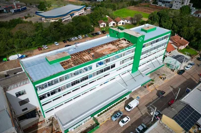 Secretaria Estadual de Saúde do RS / Divulgação O Hospital Regional do Vale do Rio Pardo, em Rio Pardo, está com o pronto-atendimento e a maternidade interditados após danos causados ao telhado da instituição durante o temporal desta semana. Foto: Secretaria Estadual de Saúde/Divulgação<!-- NICAID(16342929) -->