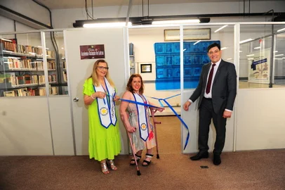 CAXIAS DO SUL, RS, BRASIL, 10/03/2023. Inauguração do acervo da Academia Caxiense de Letras, que passará a ser sediado na Biblioteca Central da UCS. Da E p/ D: vice-presidente da Academia, Domingas Colombo Giacomin, presidente da Academia, Roberta Giovanaz Spader e Gelson Leonardo Rech, reitor da UCS. (Porthus Junior/Agência RBS)<!-- NICAID(15372369) -->