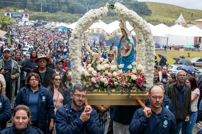 A tradicional Romaria a Pé marcou, nesta terça-feira (26), o encerramento da 66ª Romaria e Festa em Honra a Nossa Senhora de Caravaggio, em Canela. Milhares de fiéis percorreram os sete quilômetros entre a Catedral de Pedra e o Santuário, em um testemunho de fé, gratidão e devoção que tomou as ruas da cidade no dia dedicado à santa.<!-- NICAID(16293416) -->