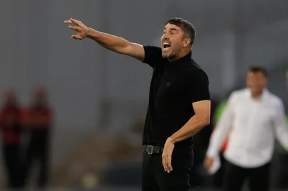 Internacional's Argentine coach Eduardo Coudet gestures during the Copa Sudamericana group stage first leg match between Argentina's Belgrano and Brazil's Internacional at the Mario Alberto Kempes stadium in Cordoba, Argentina on April 2, 2024. (Photo by Diego Lima / AFP)<!-- NICAID(15724366) -->