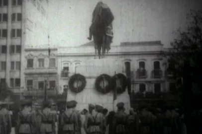 Cerimônia de inauguração, em 6 de agosto de 1933, da estátua de General Osório na Praça da Alfândega, em Porto Alegre<!-- NICAID(16054672) -->