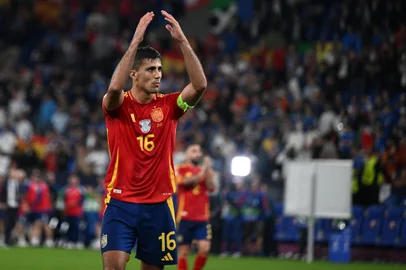 Football: UEFA Euro 2024 - 1st round day 2: Group B Spain v ItalySpain's midfielder #16 Rodri celebrates on the pitch after the UEFA Euro 2024 Group B football match between Spain and Italy at the Arena AufSchalke in Gelsenkirchen on June 20, 2024. Spain won the game 1-0. (Photo by PATRICIA DE MELO MOREIRA / AFP)Editoria: SPOLocal: GelsenkirchenIndexador: PATRICIA DE MELO MOREIRASecao: soccerFonte: AFPFotógrafo: STF<!-- NICAID(15898303) -->
