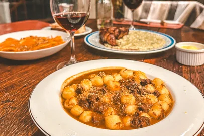 tabacaria benvenuto, garibaldi, destemperados, comida afetiva, nhoque, tortéi, risoto de gorgonzola, churros, serra gaúcha, restaurante<!-- NICAID(15482067) -->