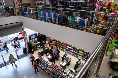 URUGUAIANA, RS, BRASIL - 2024.03.26 - Uruguaiana é a capital brasileira de Free shops. Atualmente conta com 9 lojas, terá mais 3 ainda em 2024 e pelo menos uma nova será aberta em 2025. O impacto disso acelera o desenvolvimento da cidade e região. (Foto: André Ávila/ Agência RBS)<!-- NICAID(15722395) -->