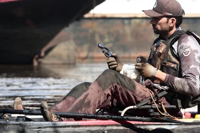 CACHOEIRINHA, RS, BRASIL, 12-08-2025: Leonardo, que prefere não utilizar seu nome completo, pratica a pesca magnética de objetos em águas de rios do Rio Grande do Sul. Com um ímã preso a uma corda ele garimpa rios, lagos e açudes onde encontra desde resíduos metálicos que retira dos locais como uma atividade ecológica até armas, espada, objetos históricos e moedas. Foto: Jonathan Heckler/Agência RBS<!-- NICAID(16099848) -->