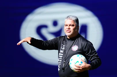 CAXIAS DO SUL, RS, BRASIL, 16/07/2026.  Treino do Caxias no CT Baixada Rubra Vanderlei Bersaghi. A SER Caxias está disputando a série C do Campeonato Brasileiro. Na foto, técnico, Marcelo Cabo. (Porthus Junior/Agência RBS)Indexador: Neimar De Cesero<!-- NICAID(16328217) -->