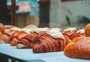 Padaria em contêiner investe R$ 500 mil para fazer 1,2 mil croissants por dia em Porto Alegre