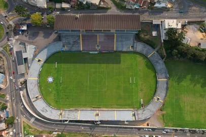 CAXIAS DO SUL, RS, BRASIL, 23/08/2023. Estádio Francisco Stédile, o estádio Centenário, casa da SER Caxias. No sábado acontece o primeiro jogo das quartas de final da série D do Campeonato Brasileiro 2023. Vistas aéreas do estádio. (Porthus Junior/Agência RBS)<!-- NICAID(15518631) -->