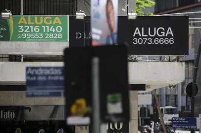 Porto Alegre, RS, Brasil, 26-10-2023: Placas de aluguel na rua dos Andradas. Vacância de imóveis no Centro Histórico. Nos últimos anos, quantidade de salas e prédios para alugar na região central aumentou. Foto: Mateus Bruxel / Agência RBS<!-- NICAID(15579857) -->