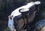 Carro sai da pista, capota e motorista morre na BR-116, em Pelotas