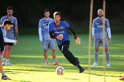 CAXIAS DO SUL, RS, BRASIL, 27/05/2021. Treino do Caxias no gramado suplementar. SER Caxias se preapara para disputar a série D do Campeonato Brasileiro 2021. Na foto, goleiro Marcelo Pitol. (Porthus Junior/Agência RBS)<!-- NICAID(14794543) -->