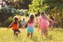 Large group of kids, friends boys and girls running in the park on sunny summer day in casual clothes Fonte: 458219548<!-- NICAID(15566378) -->