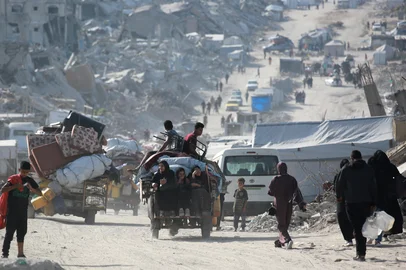 Palestinians move with their begs through Jabalia as they flee the northern Gaza Strip towards Gaza City on May 19, 2025, amid Israeli evacuation orders and ongoing strikes. Israel said on May 19 it will "take control" of the whole of Gaza, where aid entered for the first time in more than two months as rescuers reported dozens killed in a newly intensified offensive. (Photo by Bashar TALEB / AFP)<!-- NICAID(16041881) -->