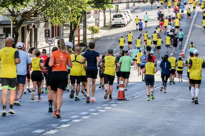 CAXIAS DO SUL, RS, BRASIL, 24/11/2024. Meia Maratona de Caxias do Sul. (Neimar De Cesero/Agência RBS)Indexador: Neimar De Cesero<!-- NICAID(15920468) -->