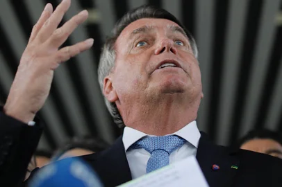 Former Brazil's President Jair Bolsonaro speaks to the media after leaving the Senate building in Brasilia on March 26, 2025. Brazil's Supreme Court on March 26, 2025, ordered far-right ex-president Jair Bolsonaro to stand trial on charges of plotting a coup after failing to win re-election in 2022. (Photo by SERGIO LIMA / AFP)Editoria: CLJLocal: BrasíliaIndexador: SERGIO LIMASecao: justice and rightsFonte: AFPFotógrafo: Handout<!-- NICAID(16003917) -->