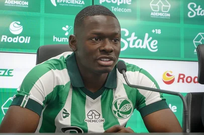 Juventude apresenta mais dois reforços pro Brasileirão 2025. Na foto: volante Hudson, diretor-executivo Júlio Rondinelli, meia Lucas Fernandes.<!-- NICAID(16077543) -->