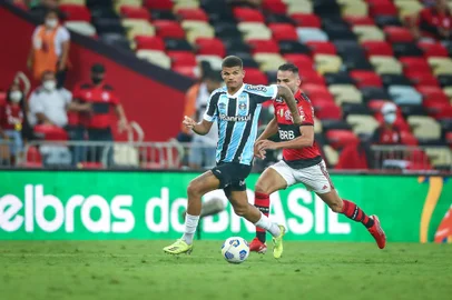 RS - FUTEBOL/COPA DO BRASIL 2021 /GREMIO X FLAMENGO - ESPORTES - Lance da partida entre Gremio e Flamengo Mateus Sarará volante do Grêmio disputada na noite desta quarta-feira, no estÃ¡dio MaracanÃ£, no Rio de Janeiro, valida pela da Copa do Brasil 2021. FOTO: LUCAS UEBEL/GREMIO FBPA<!-- NICAID(14890768) -->