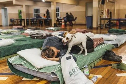 ***FOTO EM BAIXA***Moradores de rua abrigados no ginásio do Colégio São Paulo, no bairro Niterói, em Canoas<!-- NICAID(15127400) -->