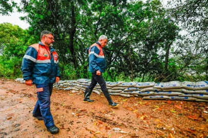 Porto Alegre, RS 26/09/2023: O prefeito, Sebastião Melo, acompanhado do coordenador da Defesa Civil do município, Cel. Evaldo Rodrigues Oliveira e do diretor do DMAE, Darcy Nunes dos Santos, durante vistoria no dique perto da Fiergs, na Zona Norte da capital. Foto: Alex Rocha/PMPA