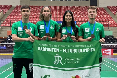 No primeiro torneio internacional adulto do departamento de bton do Recreio da Juventude, três medalhas de bronze na bagagem. O Guaraní Open foi disputado em Assunção, no Paraguai, e teve quatro representantes da equipe caxiense. <!-- NICAID(16055662) -->