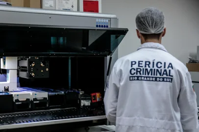 PORTO ALEGRE, RS, BRASIL - 19/04/2021Laboratório de DNA do IGP (Divisão de Genética Forense) que faz a cruzamento de informações genéticas de condenados com vestígios de local de crime. Amanhã será assinado um acordo entre  Poder Executivo e Judiciário vai facilitar uso da ciência no combate à criminalidade.<!-- NICAID(14761592) -->