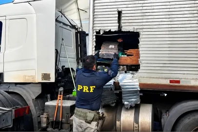 PRF prende dois homens transportando mais de uma tonelada de maconha; apreensão é a maior do RS em 2026<!-- NICAID(16286604) -->