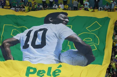 A large flag of Brazil legend Pele is unveiled in the crowd ahead of the Qatar 2022 World Cup Group G football match between Cameroon and Brazil at the Lusail Stadium in Lusail, north of Doha on December 2, 2022. (Photo by Giuseppe CACACE / AFP)Editoria: SPOLocal: DohaIndexador: GIUSEPPE CACACESecao: soccerFonte: AFPFotógrafo: STF<!-- NICAID(15284214) -->