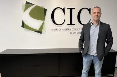 Viviane Somacal / Exata Comunicação Daniel Panizzi sucede a Carlos Lazzari na presidência do CIC-BG.<!-- NICAID(16169012) -->