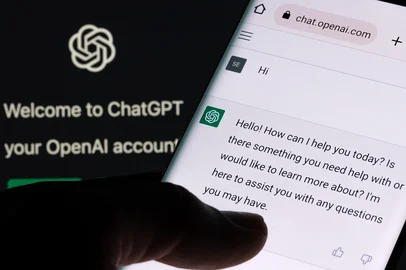 ChatGPT chat bot screen seen on smartphone and laptop display with Chat GPT login screen on the background. A new AI chatbot by OpenAI. Stafford, United Kingdom, December 13, 2022.Fonte: 553613988<!-- NICAID(15337194) -->
