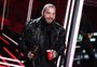 Post Malone cai durante show e precisa ser retirado às pressas do palco
