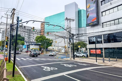 Equipamento de medição eletrônica do tipo Detector de Avanço de Sinal em fase de implantação na avenida Ipiranga, esquina com a avenida da Azenha, antes do inicio da operação.<!-- NICAID(16327444) -->
