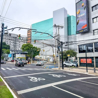 Equipamento de medição eletrônica do tipo Detector de Avanço de Sinal em fase de implantação na avenida Ipiranga, esquina com a avenida da Azenha, antes do inicio da operação.<!-- NICAID(16327444) -->