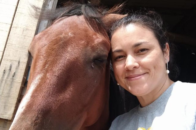 A coluna de hoje conta a história de uma ONG que cuida de cavalos vítimas de maus tratos. Foi através de um pedido de ajuda que nasceu a vontade de se dedicar exclusivamente aos equinos. Com vocês, um pouquinho da ONG Pé de Chulé, fundada por 14 amigos, entre eles, Jerusa Sena.<!-- NICAID(15062342) -->
