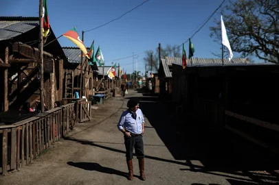 PORTO ALEGRE, RS, BRASIL, 10-09-2025: Uma tarde com o patrono do Acampamento Farroupilha: Rene Barbachan, que vive a rotina do acampamento desde a décade de 80, fala sobre a história de transformação dos espaços, estrutura e vivências do local. Entre os corredores do acampamento, Barbachan aponta onde foram os primeiros acampamentos de sua turma e dá dicas para aproveitar a programação deste ano. Foto: Renan Mattos / Agência RBS<!-- NICAID(16121544) -->