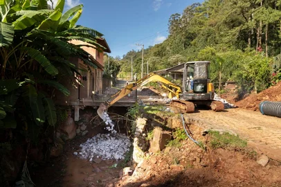 Prefeitura de Caxias do Sul começa obras de reconstrução nos bairros Galópolis e Salgado Filho <!-- NICAID(16022814) -->