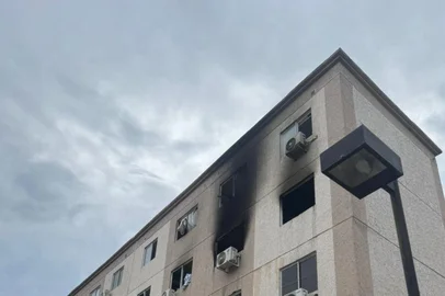 Explosão causa incêndio em condomínio da Região Metropolitana e deixa dois feridos<!-- NICAID(16192361) -->