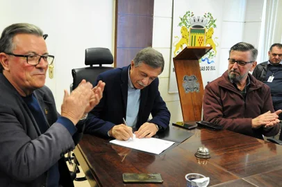 Assinado contrato para aquisição de câmeras que vão integrar o cercamento eletrônico de Caxias do Sul.A vencedora da licitação foi a Vigillare Sistemas de Monitoramento Ltda, de Santa Maria. O contrato de locação de todos os equipamentos é de 168 meses (ou quatro anos), no valor de R$ 16.625.724,98.<!-- NICAID(15426225) -->
