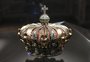 Coroa com 1.354 diamantes é encontrada próximo ao Museu do Louvre; governo diz que oito joias foram levadas por criminosos