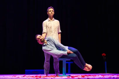 Caxias do Sul recebe para apenas duas apresentações o espetáculo "Nuances, uma ilha azul num oceano cor de céu", que mescla dança e teatro, cuja estreia ocorreu em Paris, na França. No elenco, Cristian Bernich e Edson Possamai.<!-- NICAID(15280974) -->