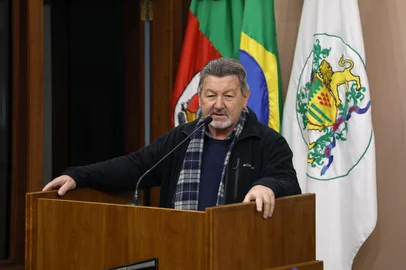 O vereador Elói Frizzo (PSB) deixou sua cadeira na sessão de ontem, após seis meses de mandato. Quem assume seu lugar é o primeiro suplente, Zé Dambrós, que estava na coordenadoria das Relações Comunitárias. Ambos substituem o vereador eleito, Rodrigo Webber, que hoje é secretário da Gestão Urbana.<!-- NICAID(16095798) -->