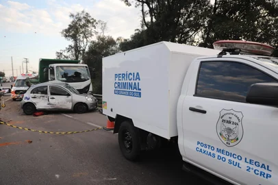 Um homem de 36 anos, motorista de um Nissan March morreu na tarde desta sexta feira (11) ao colidir em caminhão da Codec, na RS-122, em Caxias do Sul<!-- NICAID(16078878) -->