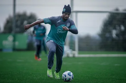 Fernando Alves / E.C. Juventude / Divulgação Treino do Juventude para confronto com o São Paulo, pela 16ª rodada do Brasileirão 2025. Na foto, o lateral-direito Ewerthon.<!-- NICAID(16086325) -->