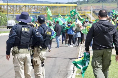 Novo Hamburgo, RS, Brasil, 01/11/2022 - Manifestantes pró-Bolsonaro ocupam a BR 116, KM 240, junto ao Posto Terra Nova, em Novo Hamburgo - Foto: Jefferson Botega/Agência RBSIndexador: Jefferson Botega<!-- NICAID(15252394) -->