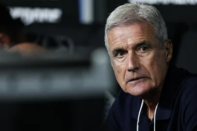 PORTO ALEGRE, RS, BRASIL, 14-04-2026 Grêmio vs Deportivo Riestra. Duelo válido pela fase de grupos da Copa Sul-Americana 2026. Na foto, o técnico do Grêmio, Luís Castro. Foto: Renan Mattos/Agência RBS<!-- NICAID(16265901) -->