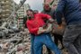 A rescuer reacts as he carries a body found in the rubble in Adana on February 6, 2023, after a 7.8-magnitude earthquake struck the country's south-east. - The combined death toll has risen to over 1,900 for Turkey and Syria after the region's strongest quake in nearly a century on February 6, 2023. Turkey's emergency services said at least 1,121 people died in the 7.8-magnitude earthquake, with another 783 confirmed fatalities in Syria, putting that toll at 1,904. (Photo by Can EROK / AFP)Editoria: DISLocal: AdanaIndexador: CAN EROKSecao: earthquakeFonte: AFPFotógrafo: STR<!-- NICAID(15341349) -->