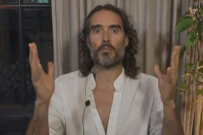 Ator Russell Brand menciona "semana deprimente" após acusações de agressão sexual<!-- NICAID(15549353) -->