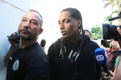 Oruam é preso em flagrante por abrigar foragido em sua casa no RJRJ - ORUAM/PRISÃO/RJ/CASA/FORAGIDO - GERAL - O rapper Oruam é preso em     flagrante por abrigar um     foragido da Justiça em sua     casa no Rio de Janeiro, na     manhã desta quarta-feira,     26. Policiais encontraram     na mansão dele, no Joá, na     zona oeste do Rio de     Janeiro, o traficante Yuri     Pereira Gonçalves, que era     procurado por organização     criminosa. Com ele havia     uma pistola 9 mm com kit-    rajada e munição. A     detenção desta quarta não     tem relação com o episódio     da semana passada, quando     Oruam foi preso após fazer     manobras arriscadas na     Barra da Tijuca. Oruam     filho de Marcinho VP, preso     por assassinato, formação     de quadrilha e tráfico,     apontado pelo Ministério     Público como um dos chefes     do Comando Vermelho.     26/02/2025 - Foto: JOSE LUCENA/THENEWS2/ESTADÃO CONTEÚDOEditoria: GERALLocal: RIO DE JANEIROIndexador: JOSE LUCENAFonte: Thenews2Fotógrafo: THENEWS2<!-- NICAID(15984265) -->