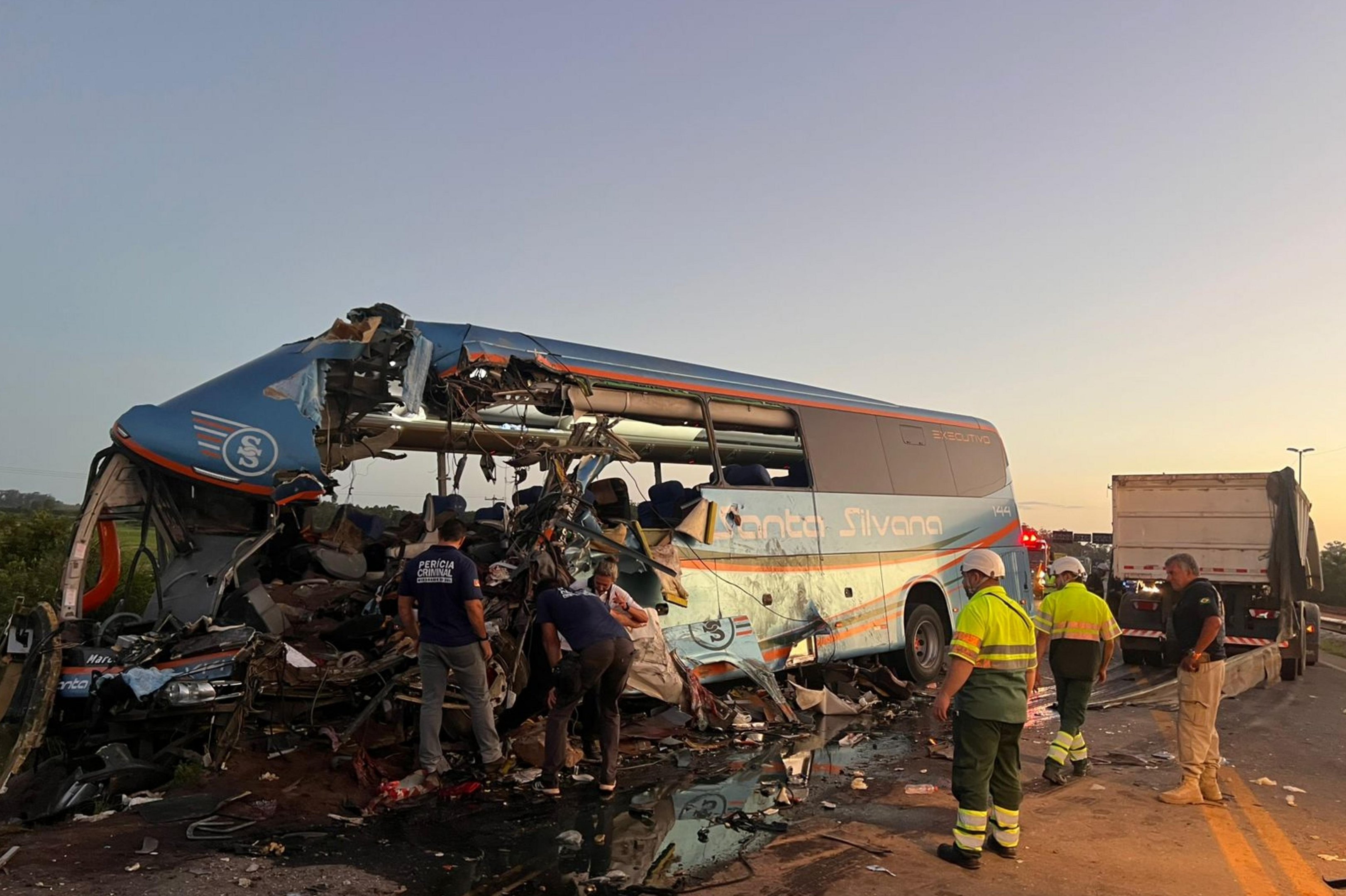 O que se sabe sobre o acidente com &ocirc;nibus e carreta que deixou 11 mortos na BR-116, em Pelotas